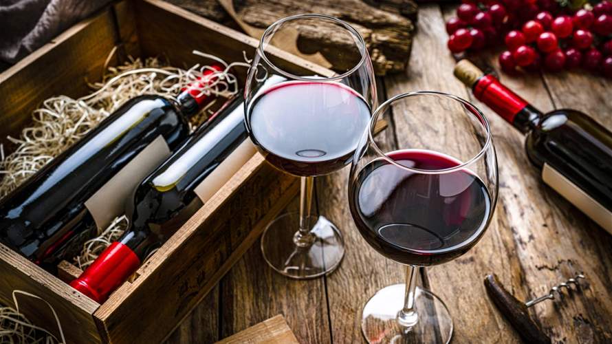 لماذا يصاب الناس بالصداع بعد شرب النبيذ الأحمر؟