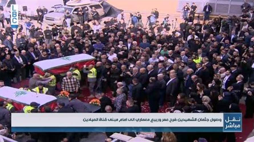 وصول جثماني الشهيدين فرح عمر وربيع معماري إلى أمام مبنى قناة الميادين