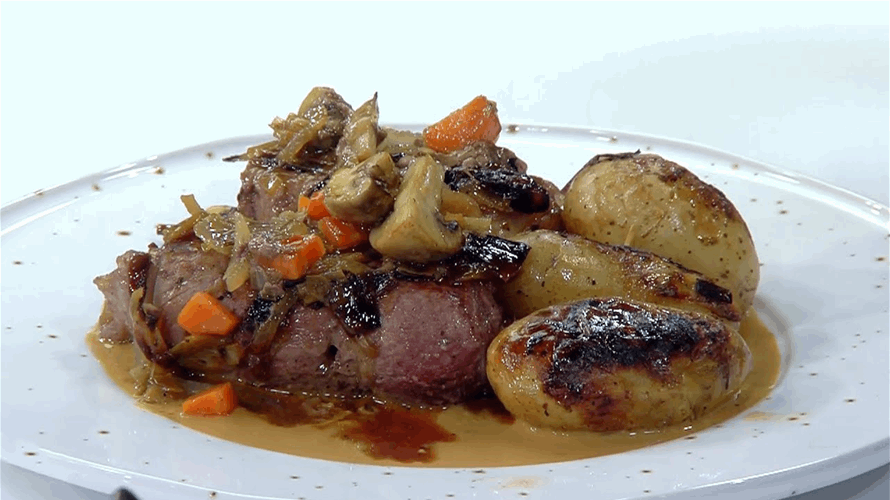 "لحم البقر مع الأعشاب"...طبق شهي ومميز على طريقة الشيف فادي زغيب (فيديو)