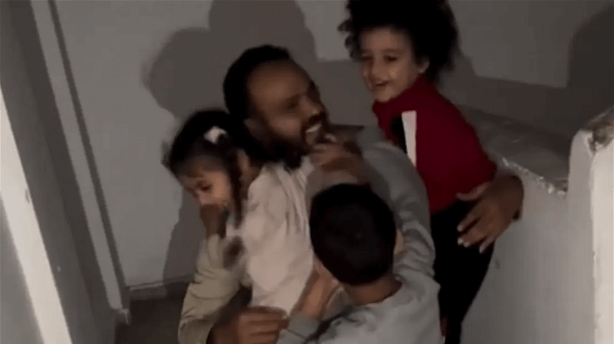 في لحظات مؤثرة...هكذا استقبل الأطفال والدهم الصحافي في غزة بعد طول غياب! (فيديو)