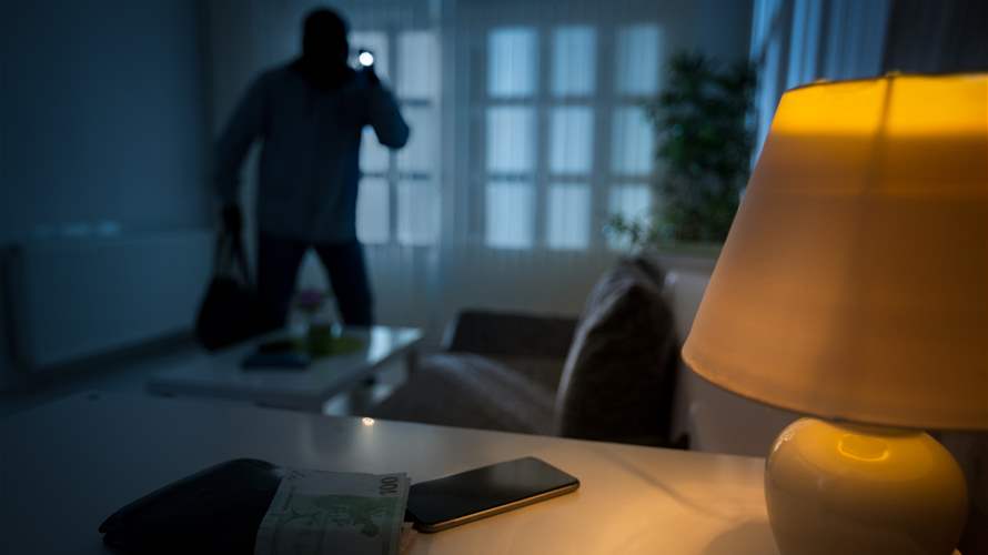 يقوم بإيواء المطلوبين في منزله ويشاركهم في عمليات السرقة... هويته كشفت وهذا ما حلّ به