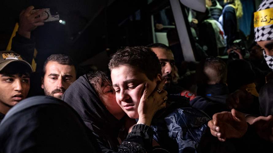 مصدر مقرب من حماس: تبادل قوائم تضم أسماء عشرة رهائن و30 أسيرا فلسطينيا للإفراج عنهم الثلاثاء