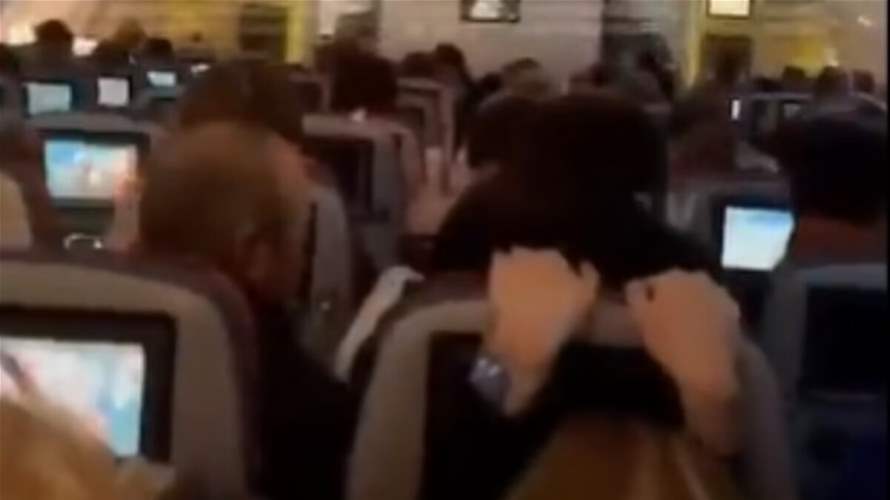 ركاب طائرة يعيشون لحظات مرعبة بعد تعرضها لمطبات هوائية! (فيديو)