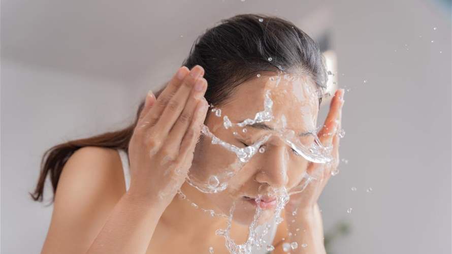 هل تغسلين وجهك بما فيه الكفاية؟... إليكِ ما يقوله أطباء الجلد!