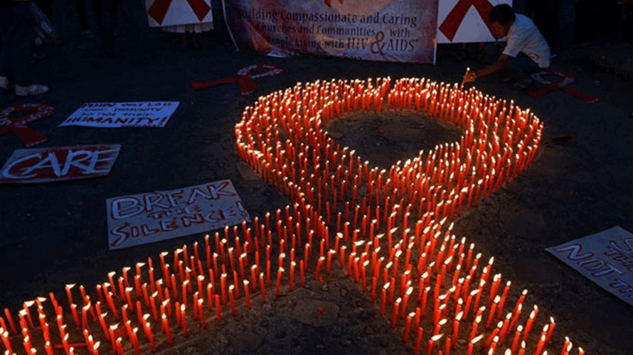 كيف ينتقل فيروس العوز المناعي البشري (HIV) بين الأشخاص وما هي الحالات التي تزيد من احتمال الإصابة؟
