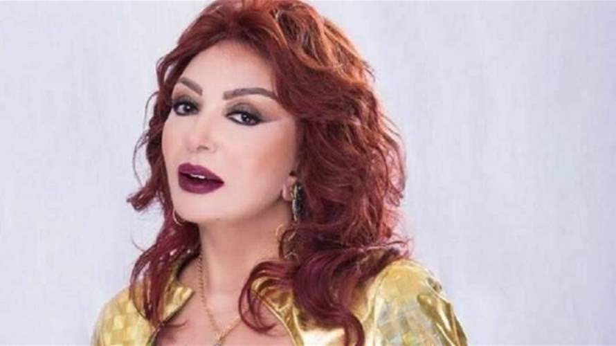 نبيلة عبيد في موقفٍ محرج... سقطت الجائزة من يدها لحظة استلامها (فيديو)