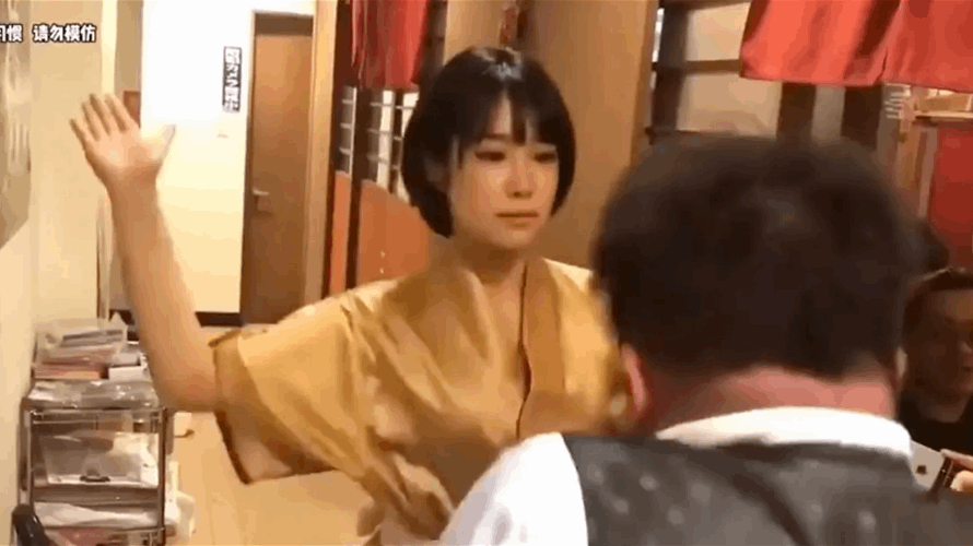 خدمة غريبة في مطعم ياباني... نادلات تصفعن الزبائن بشدة والصفعة بدولارين! (فيديو)