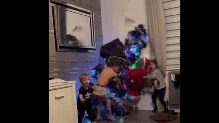 اقتحم "غرينش" منزلهم وحطّم شجرة عيد الميلاد... صراخ وصدمة وبكاء ثم ظهرت الحقيقة: "يا له من موقف مضحك"! (فيديو)