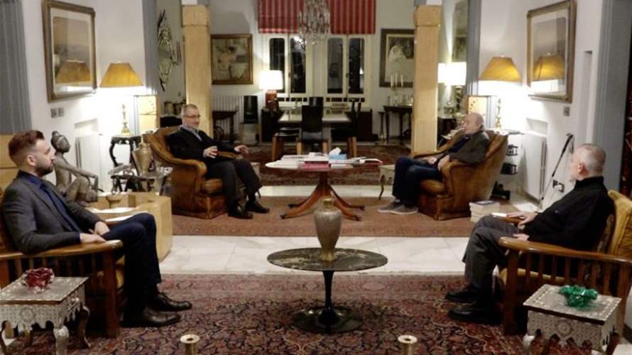 Jumblatt Meets Hezbollah Delegation in Clemenceau
