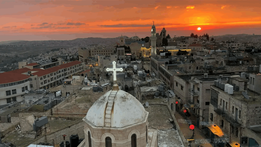 كنيسة "الميلاد" في بيت لحم استبدلت شجرة عيد الميلاد بمجسم لرضيع وسط الأنقاض (صور وفيديو)