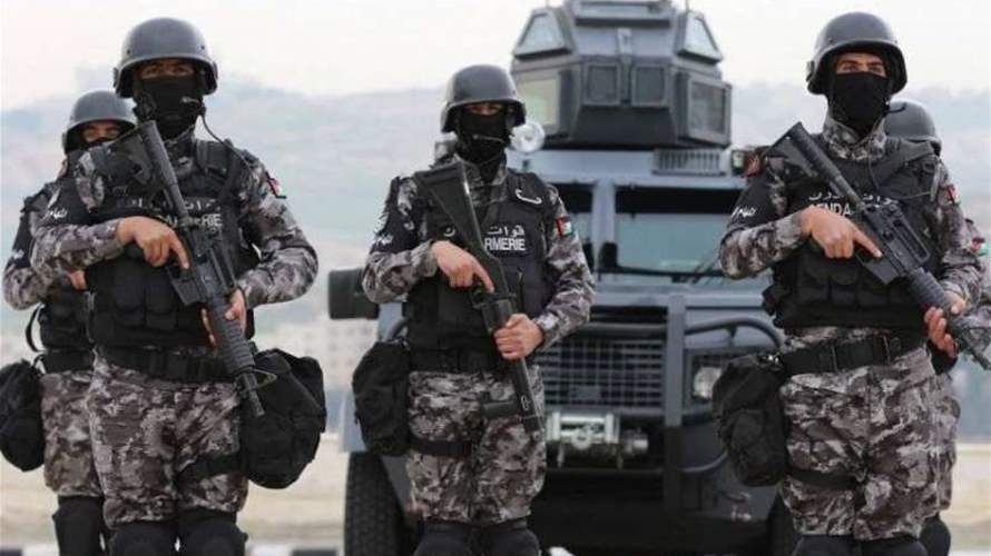 الجيش الأردني يعتقل تسعة مهربين بحوزتهم مخدرات وأسلحة