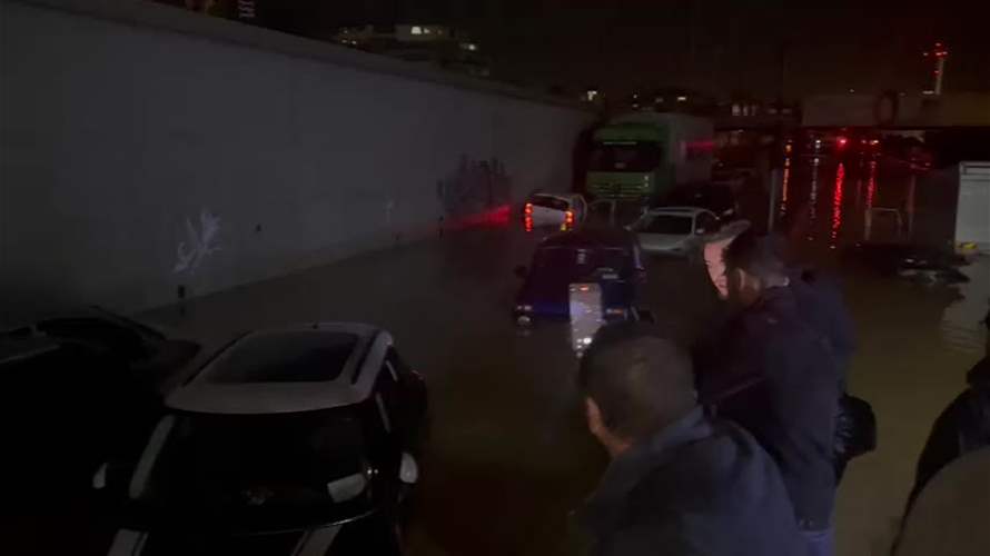بعد الأمطار الغزيرة... طرقات عائمة بالمياه ومواطنون عالقون في سياراتهم (فيديوهات)