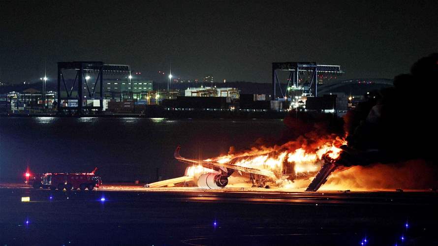 اندلاع النيران في طائرة على مدرج مطار هانيدا الدولي في طوكيو (صورة)