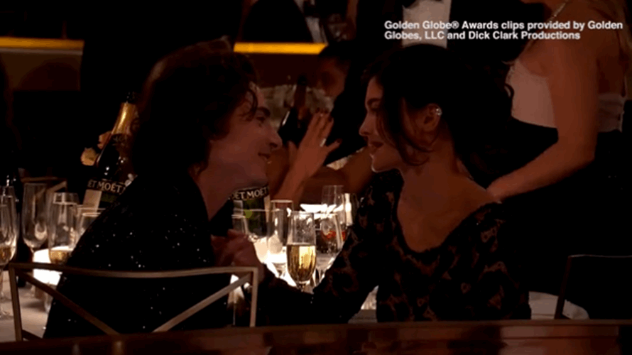 قبلة حميمة بين كايلي جينر وممثل شهير في "غولدن غلوب" تُشعل مواقع التواصل (صورة)