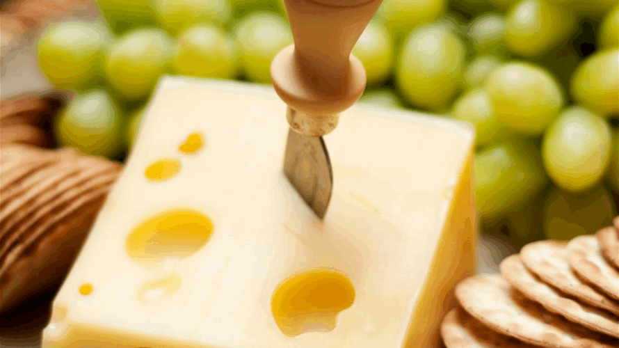 ما هو سبب ظهور الثقوب غير المنتظمة على الجبن السويسري؟