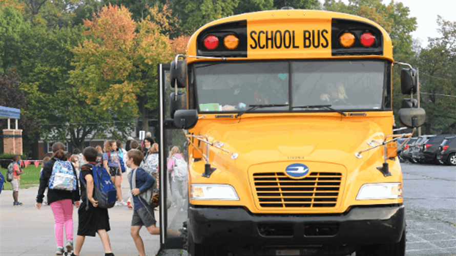 حافلة مدرسية تفقد السيطرة في شارع سكني... مشهد مرعب وثقته الكاميرا (فيديو)   