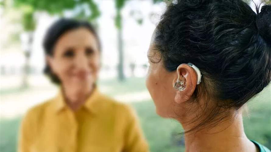هل تُعتبر الأجهزة المساعدة على السمع حلا للوفاة المبكرة؟... دراسة جديدة تكشف التفاصيل!