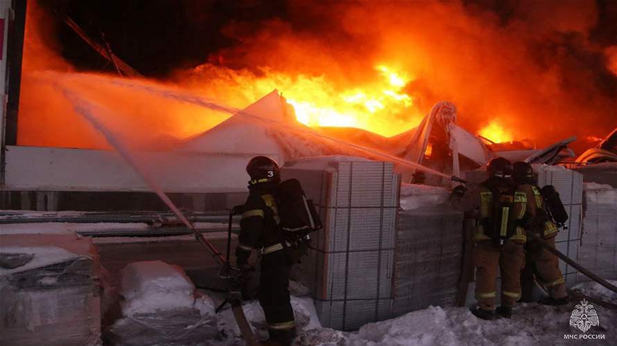 حريق ضخم يأتي على مستودع شركة كبرى في روسيا