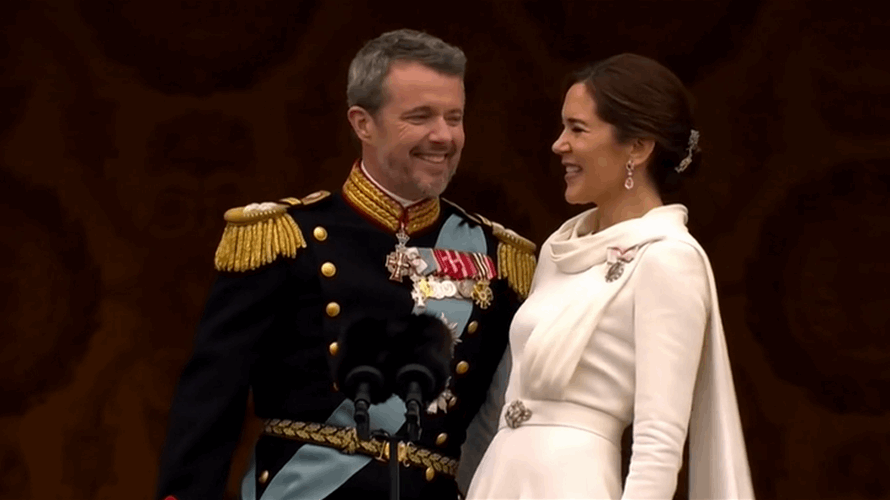 وسط التصفيق والهتافات... قبلة بين ملك الدنمارك الجديد وزوجته تُشعل الإنترنت (فيديو) 