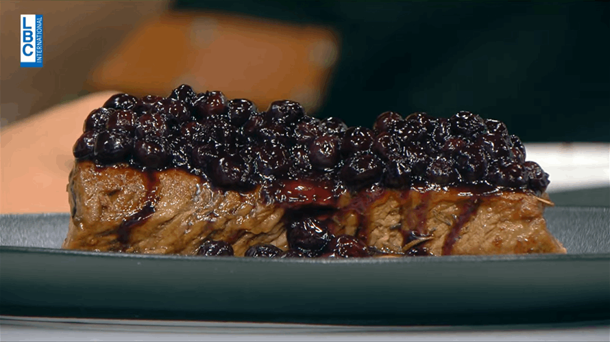 وصفة مميزة... إليكم طريقة تحضير "اللحم مع التوت البري" (فيديو)