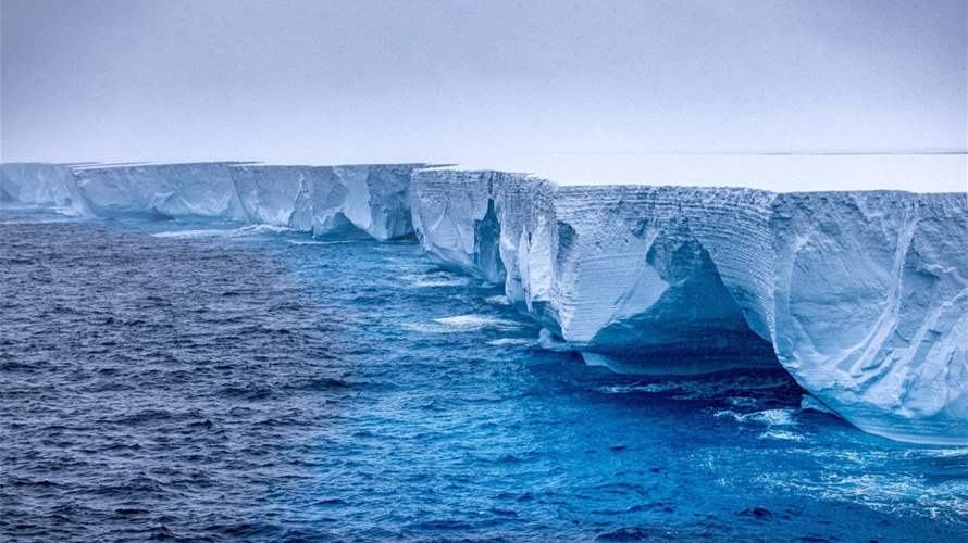 وزنه يقدّر بما يقارب ألف مليار طن... أكبر جبل جليدي في العالم يتحرك وهذه وجهته!