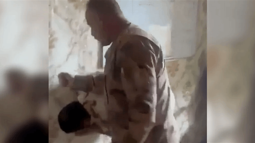 جدل كبير وبلبلة... بكاء "عقيد" في الجيش العراقي بعد تعرّضه للضرب من قبل "ضابط"! (فيديو)