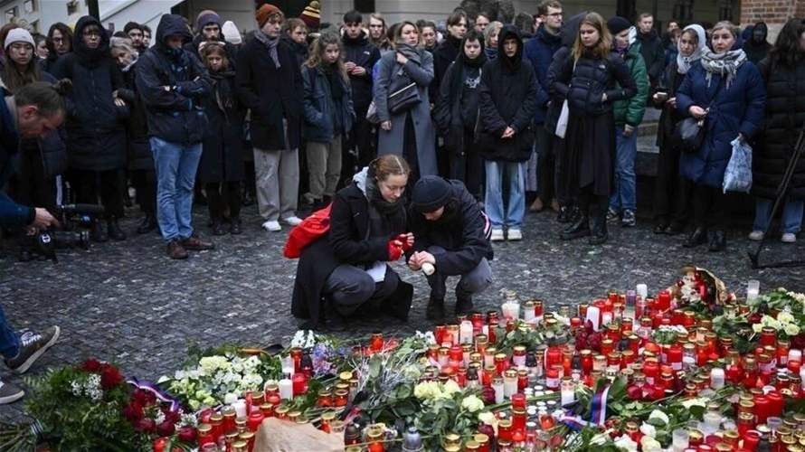 طلاب وموظفون في جامعة براغ يتجمّعون بعد شهر على عملية إطلاق النار