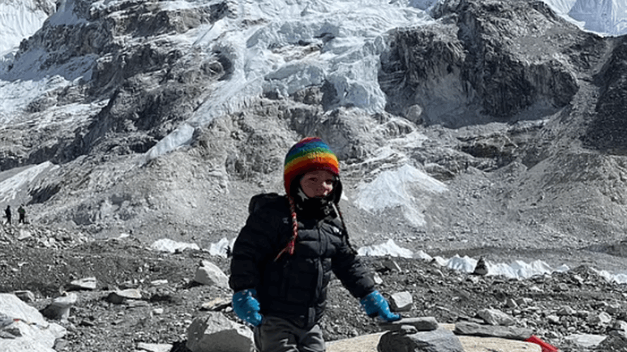 يبلغ من العمر عامين... تعرّفوا إلى أصغر شخص يصل إلى جبل إيفرست! (صور)
