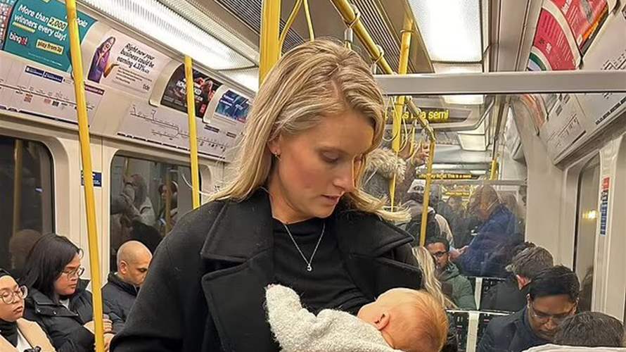أرضعت طفلها داخل القطار وهي واقفة... امرأة تشتكي من إجحاف الركاب وهذه تفاصيل ما حصل!
