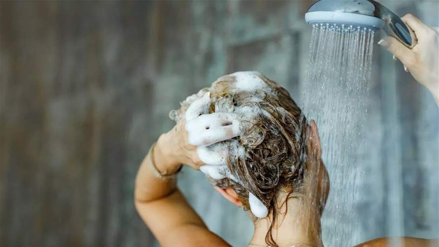 هل يجوز غسل الشعر لأكثر من مرة خلال الأسبوع؟ هذا ما كشفه الخبراء!