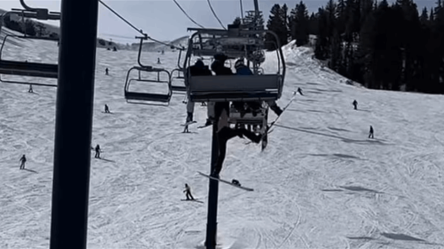 مشهد يحبس الأنفاس... سقوط مراهقة من الكرسي المتحرك المرتفع خلال رحلة تزلج (فيديو)