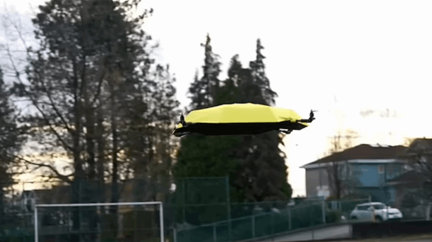 اختراع فريد من نوعه... مظلة طائرة تتبع مستخدمها! (فيديو)