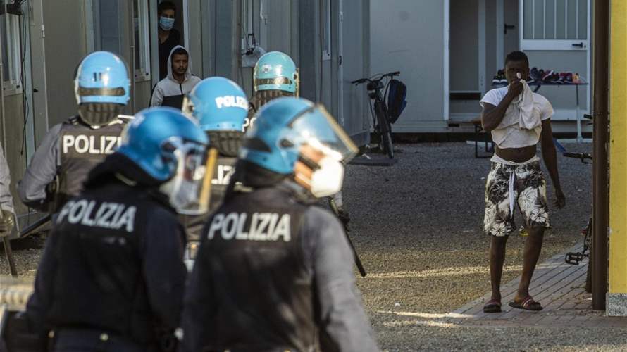 إيطاليا تعتقل 14 شخصا بعد شغب في مركز احتجاز مهاجرين
