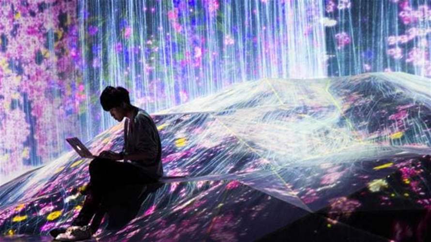 في هذا البلد... افتتاح متحف جديد للفن الرقمي يتميز بعناصر غريبة: شلالات من الضوء وطوفان الزهور! (صورة)
