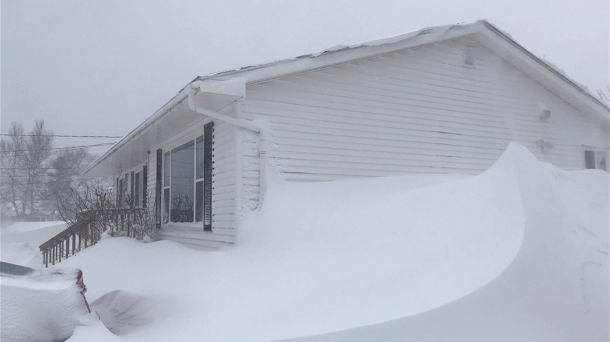 مشاهد صادمة... عاصفة ثلجية "تاريخية" تسبّبت بتساقط أكثر من 100 سنتيمتر من الثلوج خلال يومين في شرق كندا! (فيديو وصور)