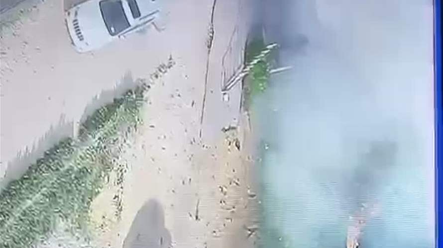 لحظة استهداف شخصين من حزب الله داخل سيارة في النبطية (فيديو)