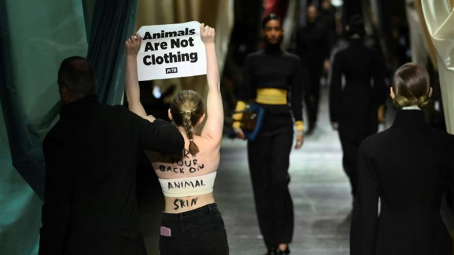مدافعون عن حقوق الحيوان يستهدفون "ماكس مارا" و"فندي" في أسبوع الموضة بميلانو
