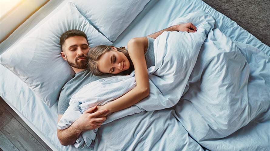 وضعية النوم مع الشريك في السرير قد تكون السبب في اضطراب النوم ليلًا... هذا ما كشفته دراسة جديدة