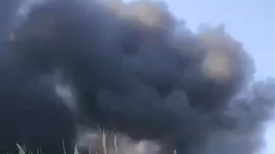بالفيديو: حريق هائل يلتهم مخيما للنازحين
