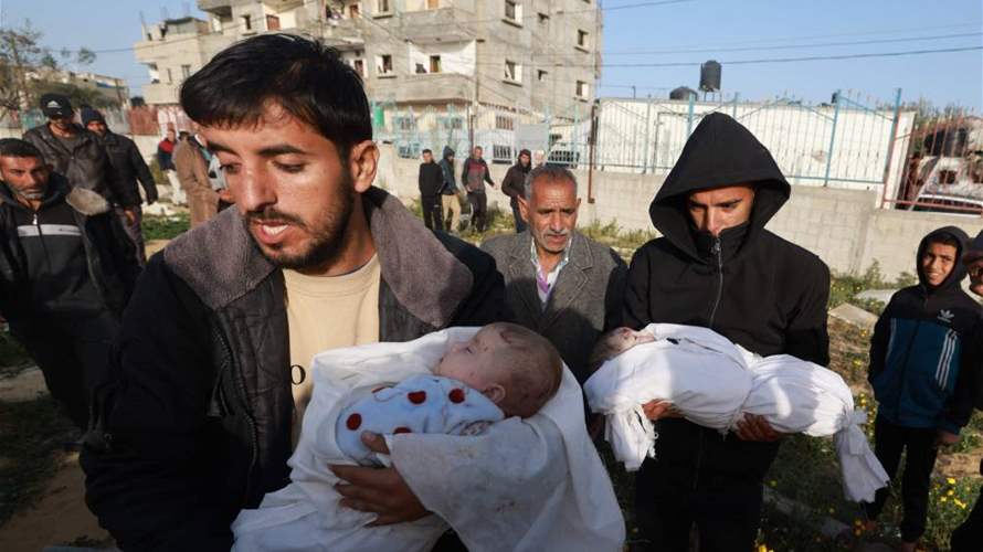 ولدا وماتا خلال حرب غزة.. دفن توأمين رضيعين في رفح