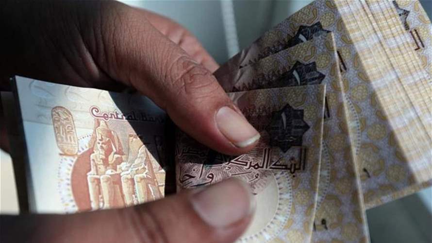 الجنيه المصري يخسر ثلث قيمته في مقابل الدولار بعد زيادة استثنائية في سعر الفائدة 