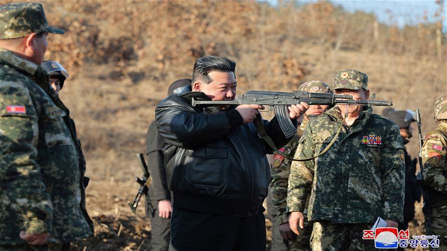 زعيم كوريا الشمالية يتفقد قاعدة تدريب عسكرية حاملا بندقية