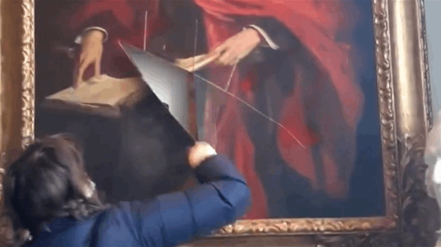 سيدة مؤيدة لفلسطين تخرّب لوحة تاريخية لـ"بلفور" في بريطانيا... وفيديو يغزو الإنترنت! (فيديو)