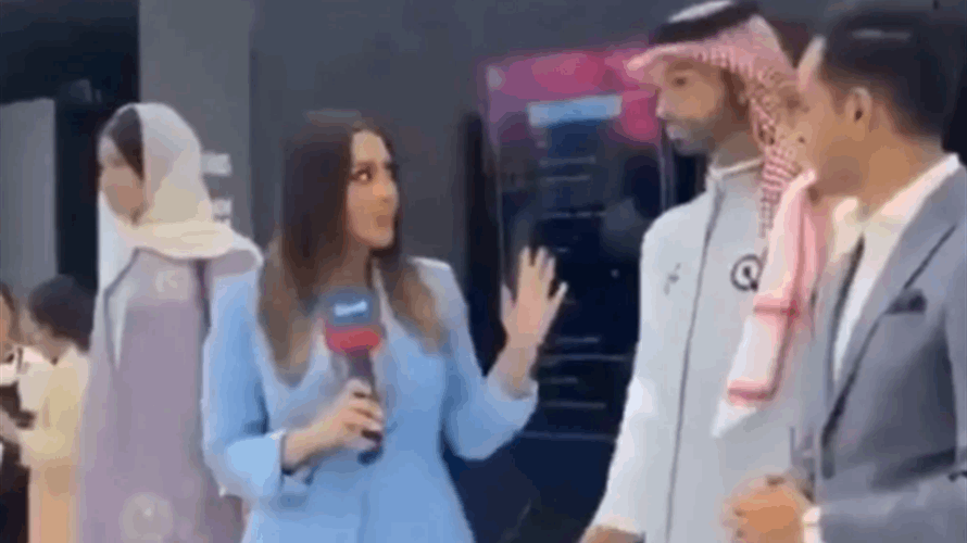 روبوت أثار الجدل... تحسس جسد مراسلة عربية خلال مهرجان للتكنولوجيا في السعودية! (فيديو)