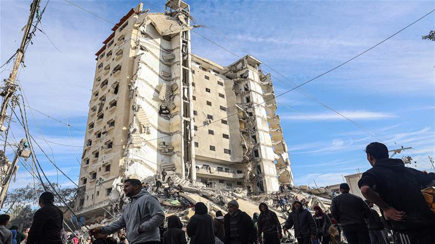 إسرائيل تقصف برجا سكنيا كبيرا في رفح 