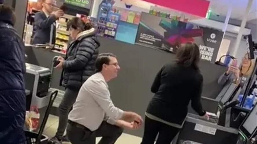 فيديو يثير تفاعل المتابعين عبر وسائل التواصل الاجتماعي... رجل يطلب يد حبيبته داخل المتجر: فهل وافقت الأخيرة؟ (فيديو)