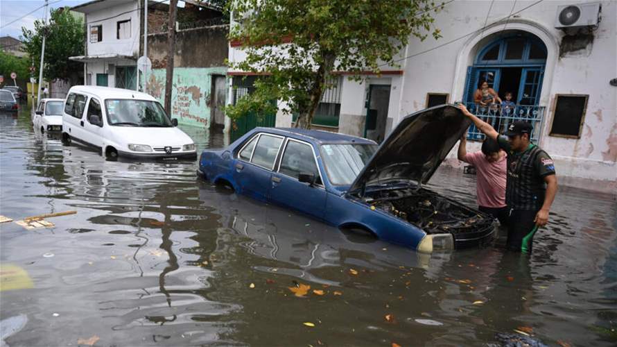 أمطار غزيرة وفيضانات في بوينوس آيرس تودي بشخص وتتسبب بإلغاء رحلات