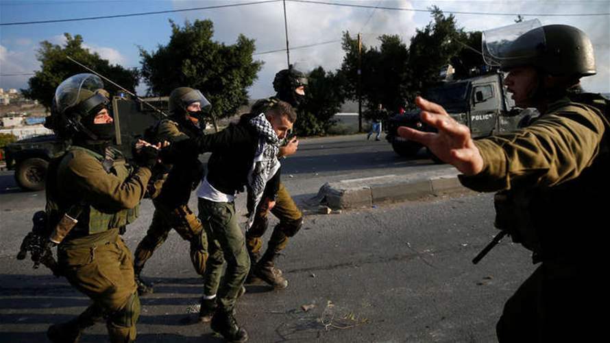 فتى فلسطيني يجرح عنصري أمن اسرائيليين طعنا بالقرب من القدس