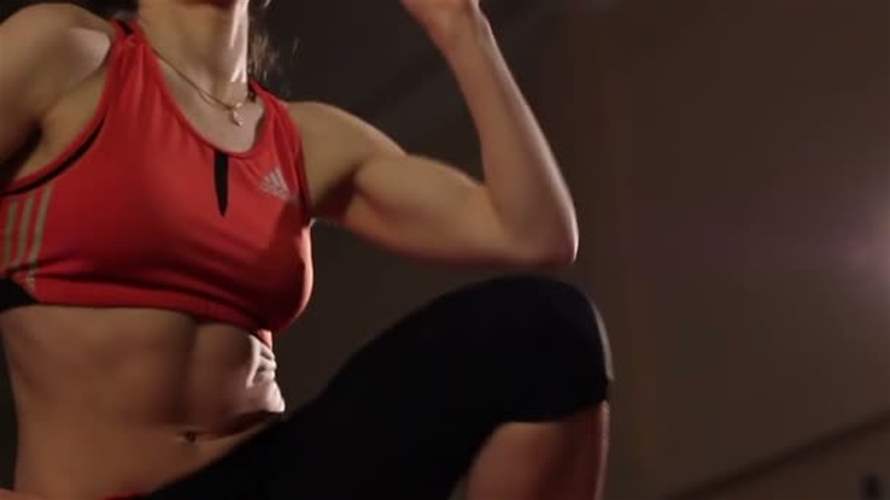 لاعبة كمال أجسام ستينية بقوام عشريني... كيف غيرت نمط حياتها إلى ما هو عليه اليوم؟ (فيديو)