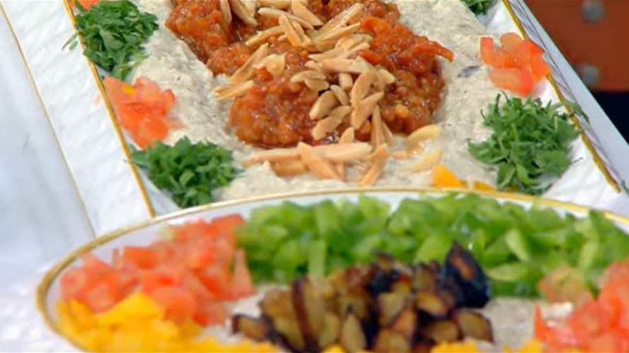مائدة رمضانية مليئة بالأجواء الحلبية المميزة... تعرفوا إلى طريقة تحضير الكبة بالصينية والباطرش الحموي! (فيديو)